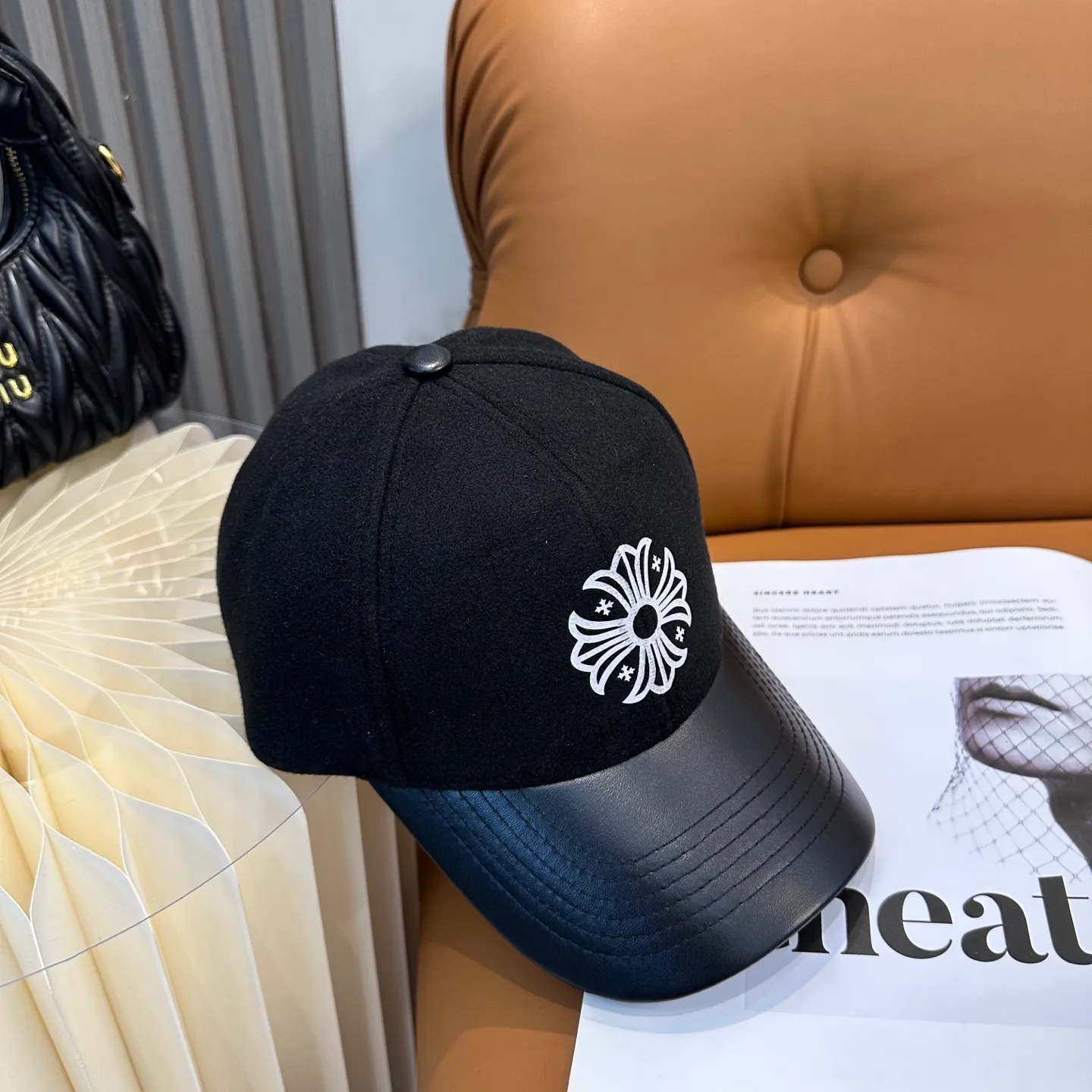 P70 Crow Heart's new autumn and winter fur-stitched baseball cap. It's full of autumn and winter atmosphere. The quality is great. The deepening of the hat shape makes it more elegant. It's very nice for both men and women. It's a classic among classics. It goes well with daily wear. Casual and fashionable.